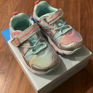 NWT STRIDE RITE made to play little girls toddlers 4.5 wide sneakers